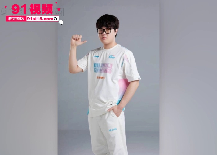 英雄联盟职业战队 BLG 比赛输掉之后去商K团建 狂欢画面曝光 左手话筒右手妹妹好不快活 - 图3