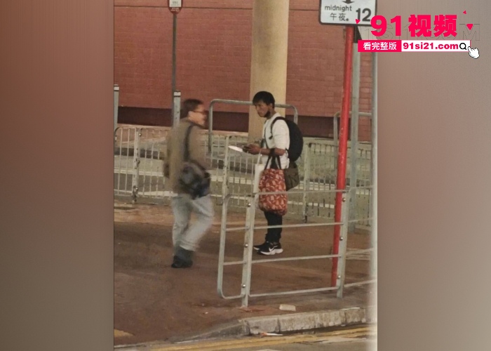 香港屯门广场突发持刀劫持路人事件 警察为保证人质安全果断两枪击毙 现场多角度视频曝光 - 图4