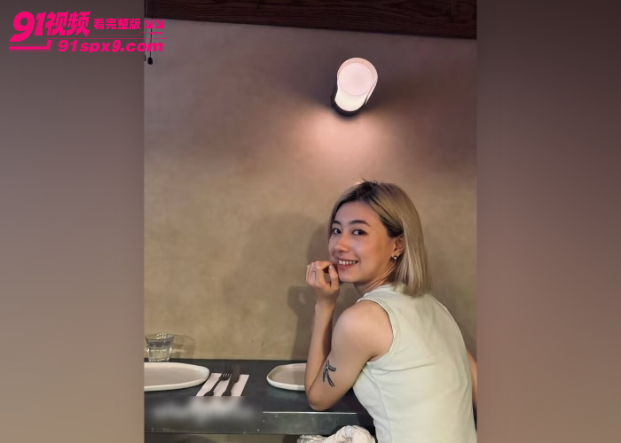 极品留学生白天做好学生 晚上做母狗给金主舔屌 对镜撅着大屁股被操的白浆直流 - 图2