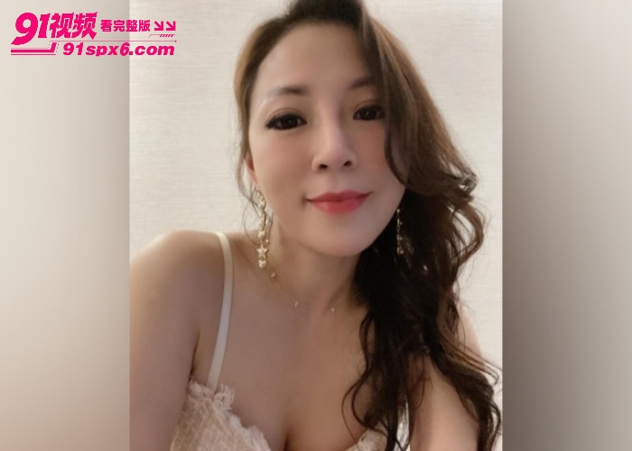 【海角原创】沙发跟丰满舅妈调情 撕开丝袜抠逼压腿猛干肥逼 淫水流满鸡巴超刺激 - 图3