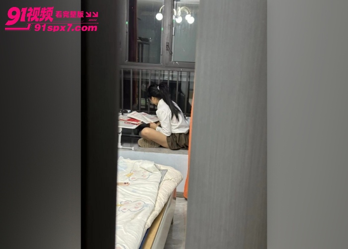 【海角原创】亲哥哥偷看妹妹学习 用大鸡巴减轻妹妹压力 抗腿爆操浓精灌满白虎逼 - 图1