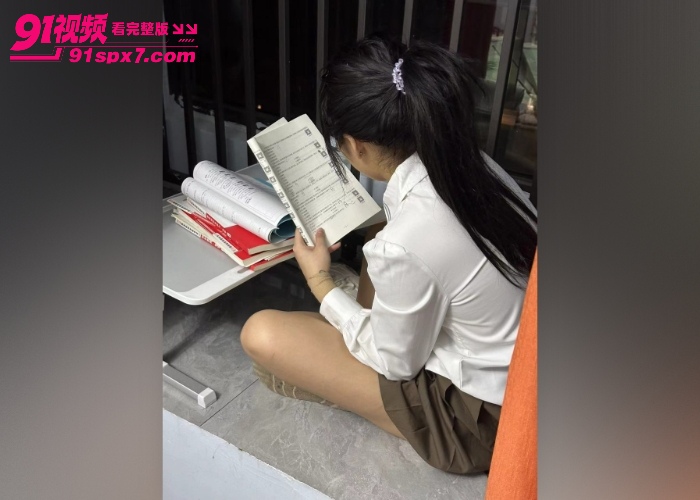 【海角原创】亲哥哥偷看妹妹学习 用大鸡巴减轻妹妹压力 抗腿爆操浓精灌满白虎逼 - 图2