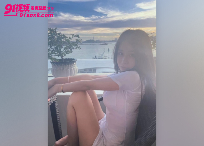 韵味美少妇 王艳 瓜子脸巨乳肥臀完美身材 穿网袜跪着给金主口交 上位摇臀疯狂榨精 - 图1