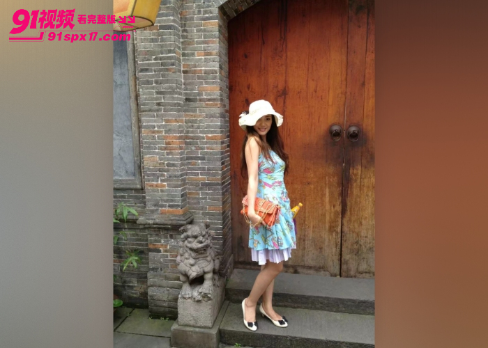 极品熟女私房自慰韵味十足 黑丝挑逗全裸爬行 衣架猛插白虎穴高潮 - 图1