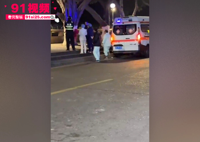 深夜街头醉酒女躺路中被陌生男强吻 哥们人家老公就在旁边你都敢亲 真勇啊 - 图6
