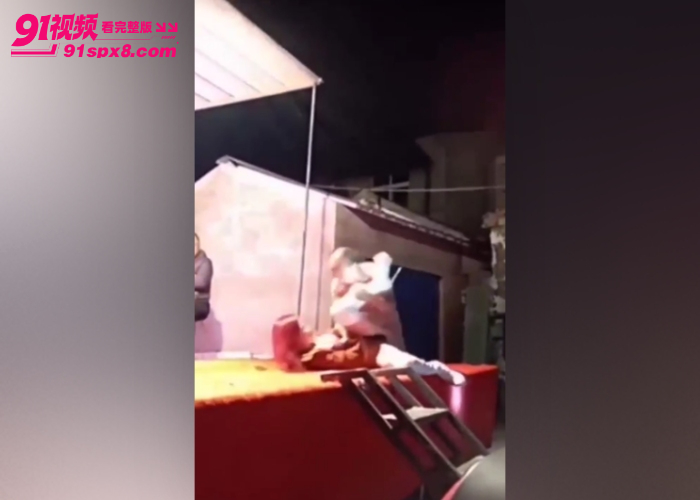 最原始的欲望低俗色情表演 给大爷玩爽了 当着这么多人的面激情野战 看起来挺刺激 - 图2