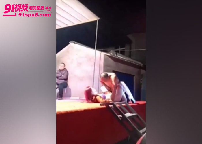 最原始的欲望低俗色情表演 给大爷玩爽了 当着这么多人的面激情野战 看起来挺刺激 - 图3