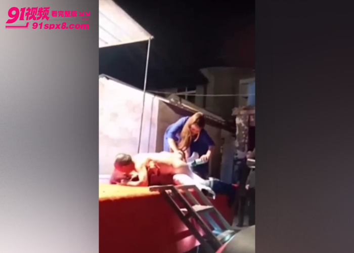 最原始的欲望低俗色情表演 给大爷玩爽了 当着这么多人的面激情野战 看起来挺刺激 - 图4