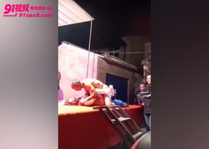 最原始的欲望低俗色情表演 给大爷玩爽了 当着这么多人的面激情野战 看起来挺刺激 - 图5