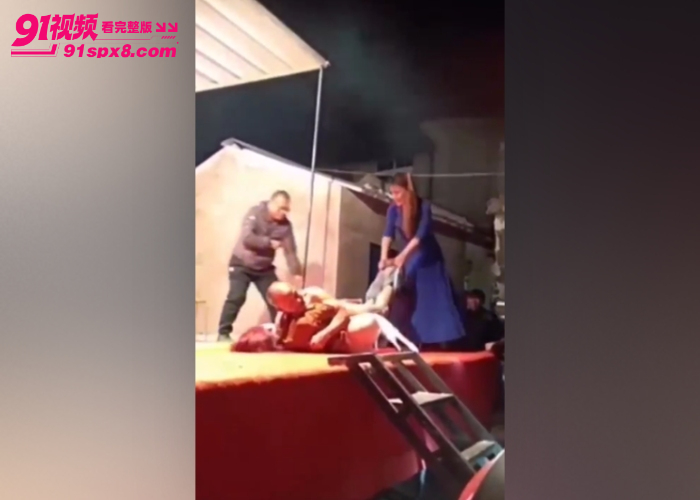 最原始的欲望低俗色情表演 给大爷玩爽了 当着这么多人的面激情野战 看起来挺刺激 - 图6