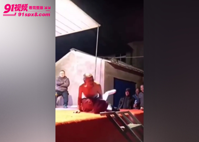 最原始的欲望低俗色情表演 给大爷玩爽了 当着这么多人的面激情野战 看起来挺刺激 - 图7