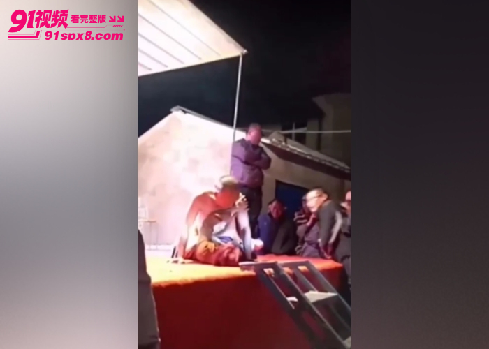 最原始的欲望低俗色情表演 给大爷玩爽了 当着这么多人的面激情野战 看起来挺刺激 - 图8