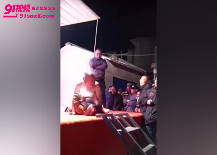 最原始的欲望低俗色情表演 给大爷玩爽了 当着这么多人的面激情野战 看起来挺刺激 - 图9