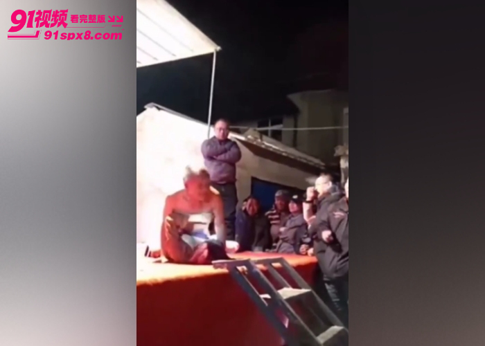 最原始的欲望低俗色情表演 给大爷玩爽了 当着这么多人的面激情野战 看起来挺刺激 - 图10