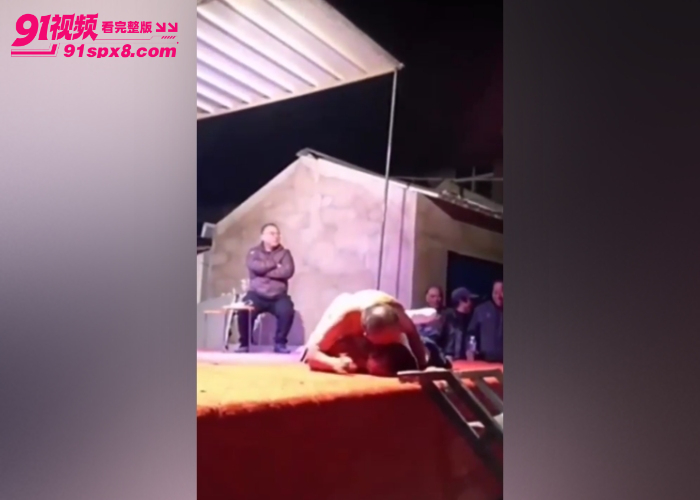 最原始的欲望低俗色情表演 给大爷玩爽了 当着这么多人的面激情野战 看起来挺刺激 - 图11