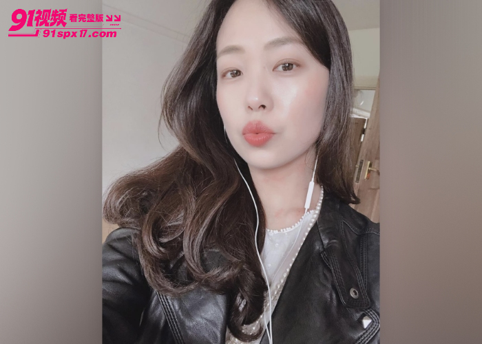 经理拿下刚离婚女销售 极品少妇欲望汹涌难耐 出租房无套猛操高潮骚得不行 - 图1