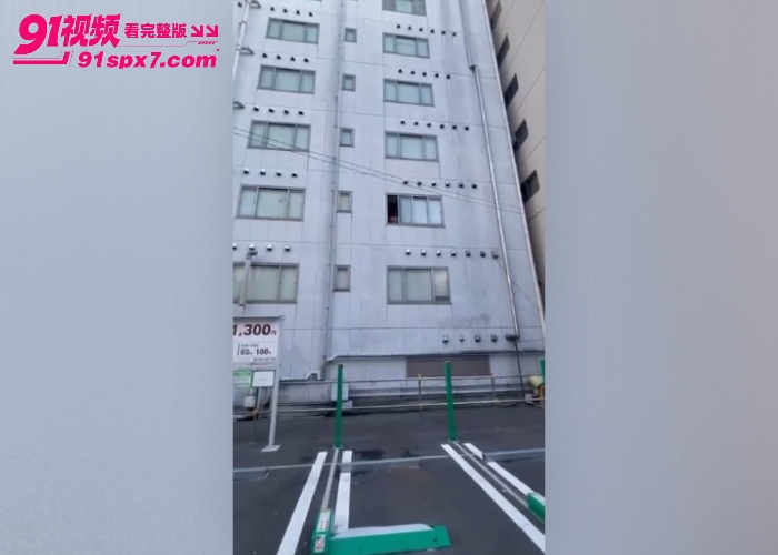 毁三观白天窗边上演活春宫 情侣窗口激情做爱 楼下小伙现场打飞机 隔空互动秀到极致 - 图2