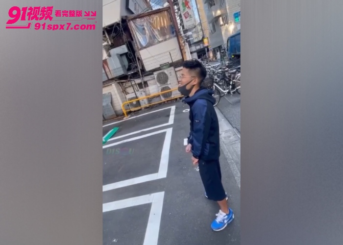 毁三观白天窗边上演活春宫 情侣窗口激情做爱 楼下小伙现场打飞机 隔空互动秀到极致 - 图6