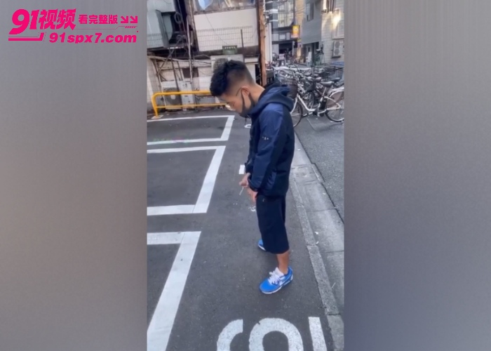 毁三观白天窗边上演活春宫 情侣窗口激情做爱 楼下小伙现场打飞机 隔空互动秀到极致 - 图7