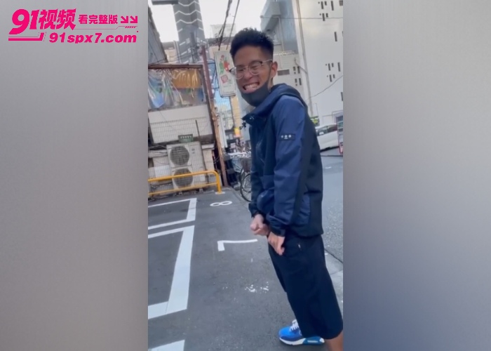毁三观白天窗边上演活春宫 情侣窗口激情做爱 楼下小伙现场打飞机 隔空互动秀到极致 - 图8