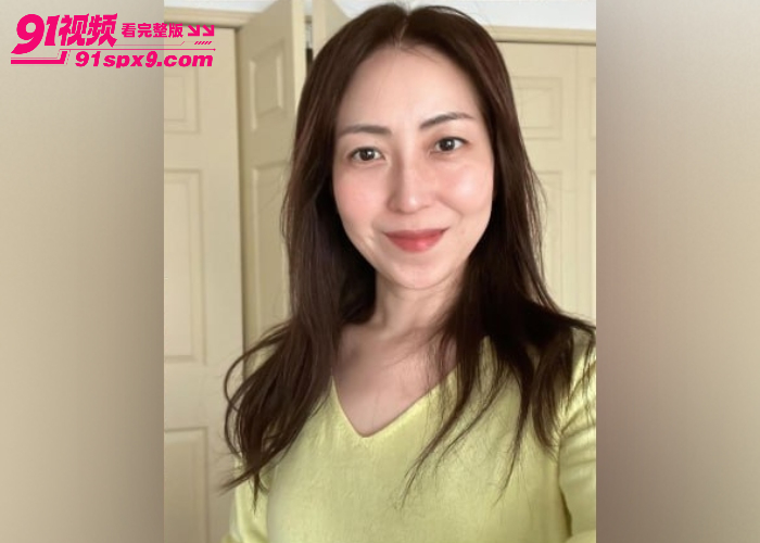 【海角原创】和巨乳老妈户外做农活性欲上头，直接脱了裤子打炮 内射灌满肥逼真刺激 - 图2