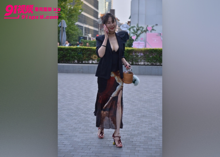 探店洛阳楼凤 巨乳少妇露脸上位 激光灯下口交骑乘 无套打桩猛操白虎骚穴 - 图1