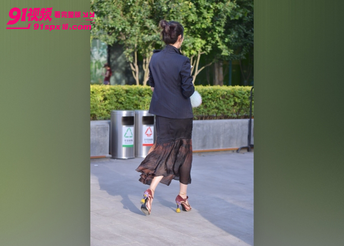 探店洛阳楼凤 巨乳少妇露脸上位 激光灯下口交骑乘 无套打桩猛操白虎骚穴 - 图3