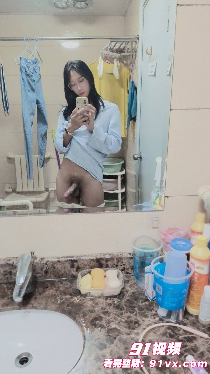 广州萤火虫漫展上演惊天一幕 一对男女上演春宫大戏不拉窗帘在窗台前猛烈打桩,楼下聚满了吃瓜观众 - 图4