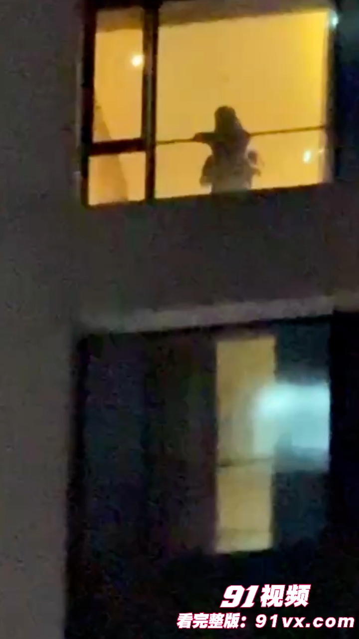 广州萤火虫漫展上演惊天一幕 一对男女上演春宫大戏不拉窗帘在窗台前猛烈打桩,楼下聚满了吃瓜观众 - 图8