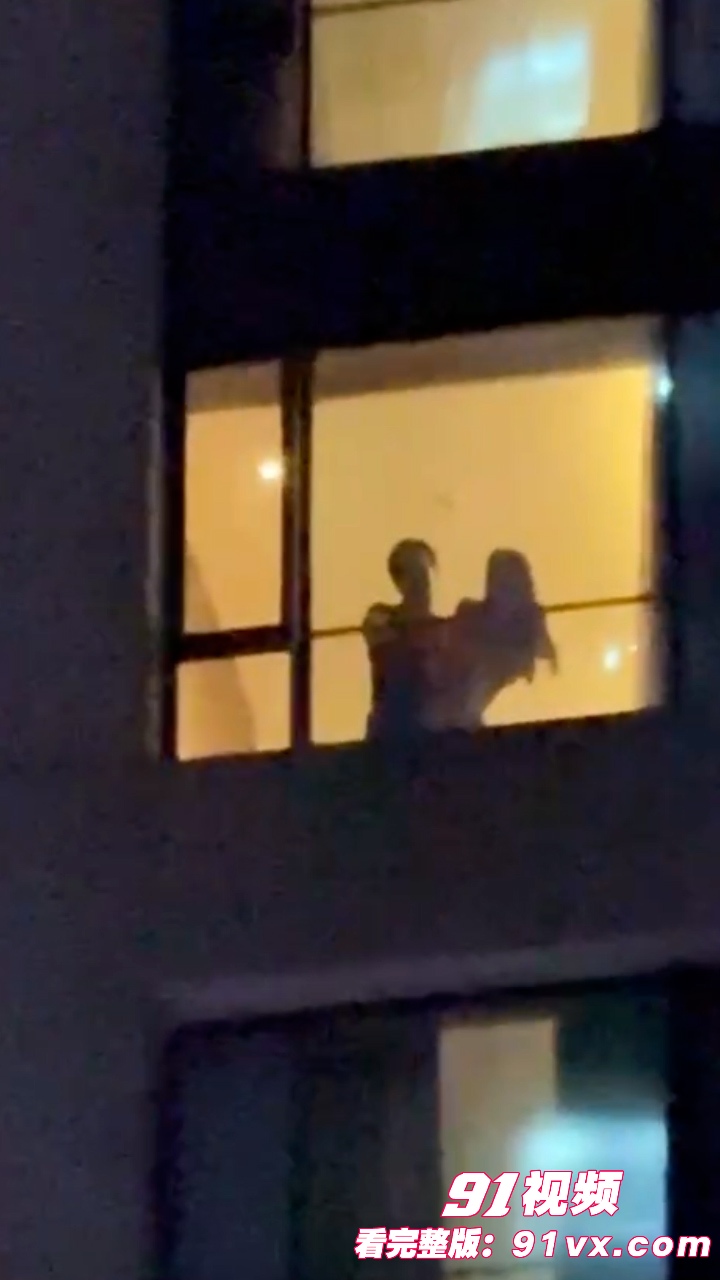 广州萤火虫漫展上演惊天一幕 一对男女上演春宫大戏不拉窗帘在窗台前猛烈打桩,楼下聚满了吃瓜观众 - 图9