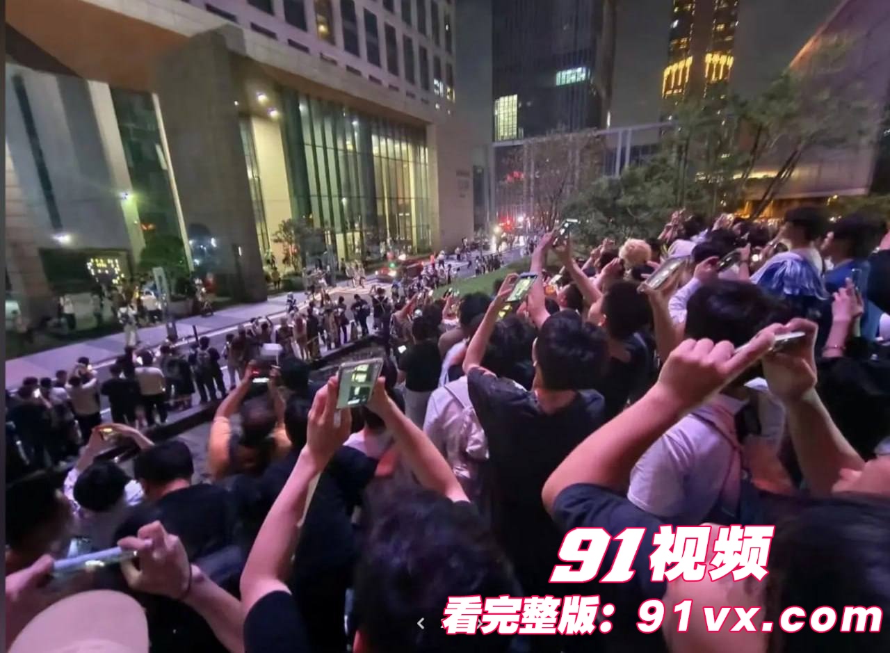 广州萤火虫漫展上演惊天一幕 一对男女上演春宫大戏不拉窗帘在窗台前猛烈打桩,楼下聚满了吃瓜观众 - 图10