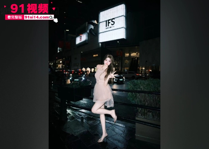 一对情侣在迪卡侬的试衣间里对镜自拍做爱 黑丝包臀裙站立被后入疯狂抽插 迪卡侬试衣间成了炮房了 - 图1