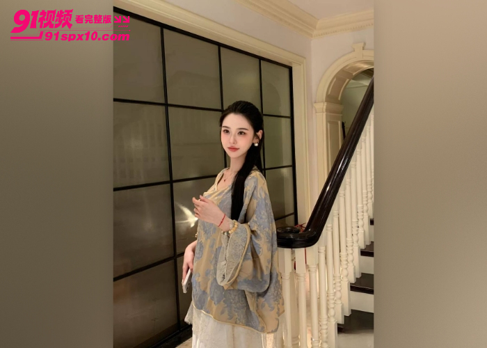 【海角原创】后妈在打游戏被我挑逗，跪在椅子上给我吹箫 在沙发上疯狂做爱 肉棒直顶花心精液灌满骚穴 - 图2
