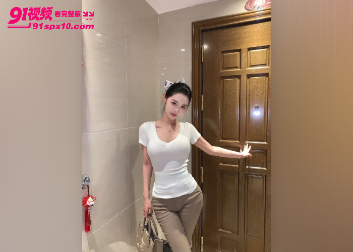 【海角原创】后妈在打游戏被我挑逗，跪在椅子上给我吹箫 在沙发上疯狂做爱 肉棒直顶花心精液灌满骚穴 - 图4