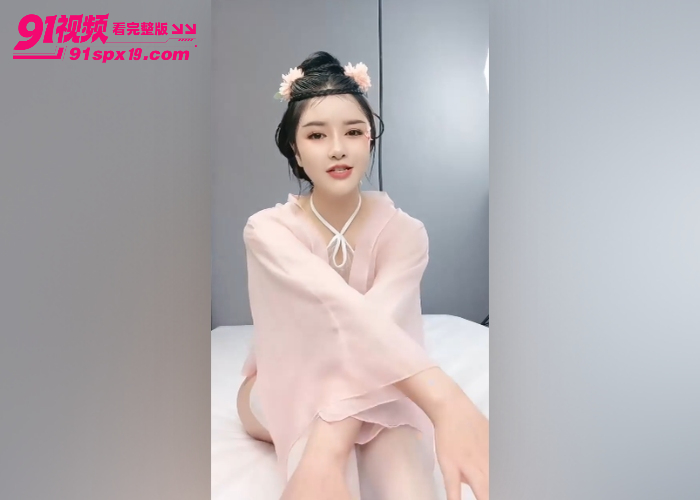 模特少妇古装打扮化身狐狸精 巨乳白丝下海侍奉单男 无套骑乘高潮内射 - 图2
