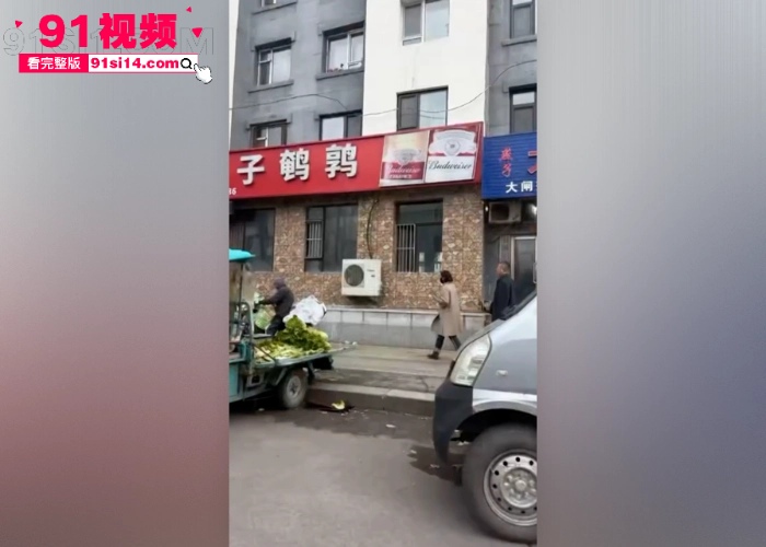 长白山万历烧鸽子鹌鹑老板娘窗前与老板激情做爱被网友拍下全网疯传 真是十年烧烤无人知 窗边一站万人晓 - 图3