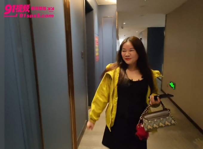 【海角原创】气质美容师穿着高跟开裆丝袜 背着老公出来挨操 被内射以后夹着精液回家 - 图2