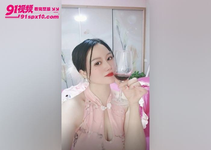 巨乳少妇饥渴偷情 性感蜜桃臀被肉棒疯狂入侵 我操你舒服还是你老公操你舒服 对白精彩刺激 - 图1