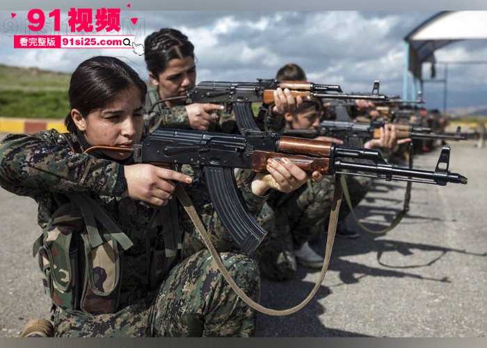 人间地狱停火骗局 叙利亚军方占领 库尔德 聚居区 库尔德女兵 投降遭虐杀 野外被扫射裸体侵犯丢雪山上施暴视频全网疯传 - 图2