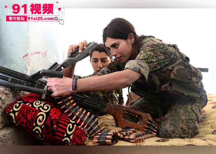 人间地狱停火骗局 叙利亚军方占领 库尔德 聚居区 库尔德女兵 投降遭虐杀 野外被扫射裸体侵犯丢雪山上施暴视频全网疯传 - 图9