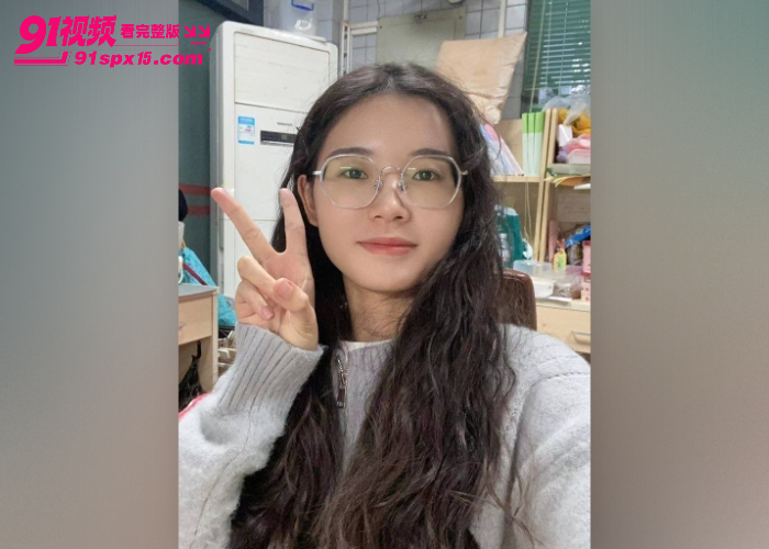 长沙极品女大学生 表面清纯私下超反差 自拍骚穴给男友撸管 玩弄多毛骚穴爽到高潮喷水 - 图1