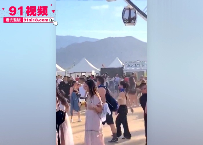 国外又出神级野外刺激现场 摩天轮内饥渴洋妞当众跪舔大屌 舱内上演活春宫生怕别人看不到啊 太敢玩了 - 图1
