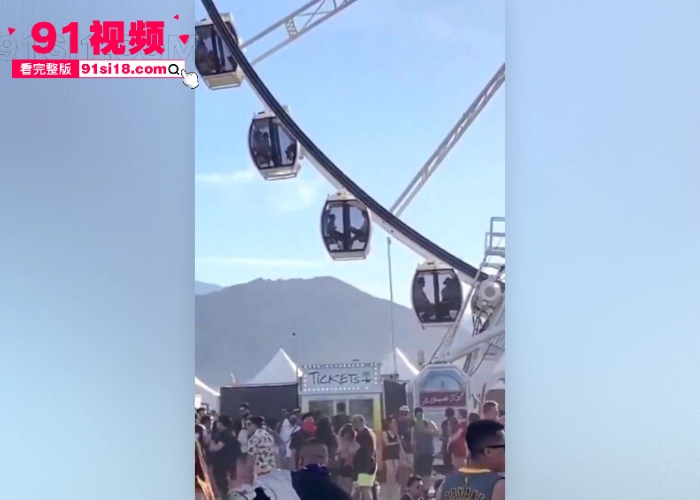 国外又出神级野外刺激现场 摩天轮内饥渴洋妞当众跪舔大屌 舱内上演活春宫生怕别人看不到啊 太敢玩了 - 图3