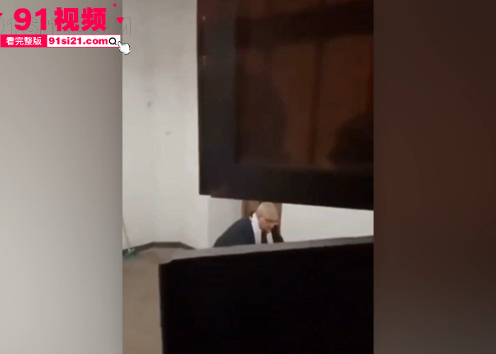 独家爆料梵蒂冈老教父竟在教堂内操年轻女孩 被路人意外偷拍曝光惹众怒 神圣之名荡然无存 - 图1
