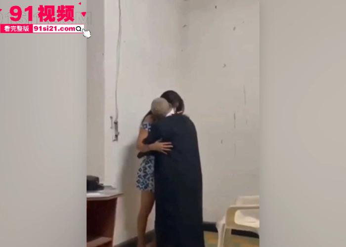 独家爆料梵蒂冈老教父竟在教堂内操年轻女孩 被路人意外偷拍曝光惹众怒 神圣之名荡然无存 - 图3