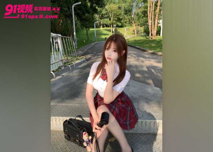 海角原创 表妹放暑假来找我玩 穿JK短裙黑丝被推倒 无套猛操多毛嫩穴高潮痉挛 - 图1