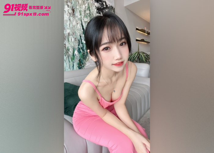 齐刘海清纯学生妹贫乳露出 真空粉色吊带浴室湿身自慰 看着鸡儿梆硬 - 图1