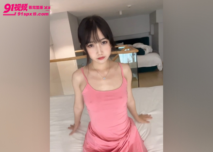 齐刘海清纯学生妹贫乳露出 真空粉色吊带浴室湿身自慰 看着鸡儿梆硬 - 图4