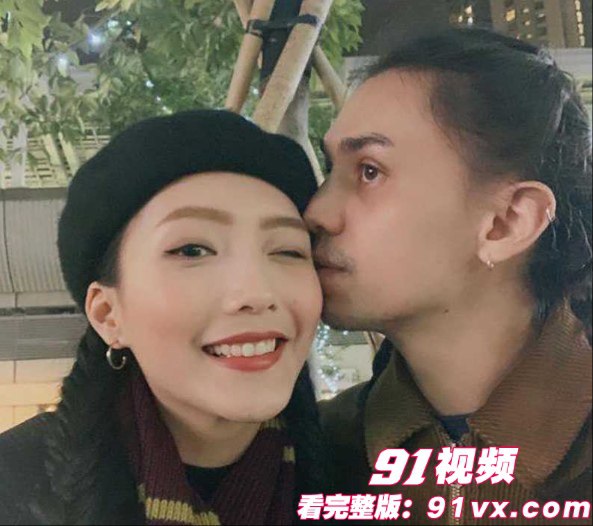 香港女星张凯琪（ KiKi ）是古天乐旗下艺人，外型甜美性感，近日却传出她的床上影片外流，和一名男子交欢 闹得沸沸扬扬，事后男方妻子出面证实片中男主角就是自己老公，引发轩然大波 - 图1