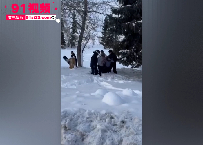 新疆可可托海突发雪豹伤人事件 女游客无视警示牌触摸猛兽 被突袭咬伤面部 血染滑雪服惨遭毁容现场视频流出 - 图14